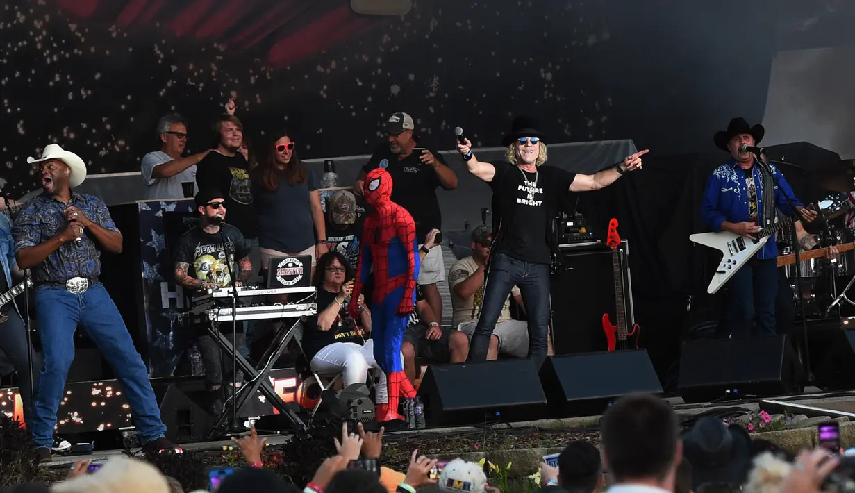 Cowboy Troy, Spider Man dan DJ Sinister bergabung dengan Big Kenny dan John Rich dari Big and Rich di atas panggung selama Thunder Country - Hari ke empat di Twin Lakes, Wisconsin (23/7). (Rick Diamond / Getty Images Country Thunder / AFP)
