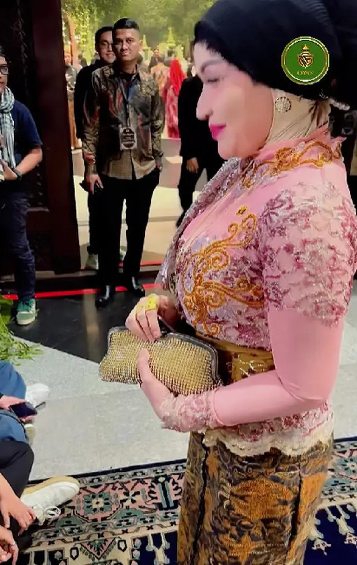 5 Inspirasi Model Clutch ala Roro Fitria, Cocok Dipadukan dengan Kebaya