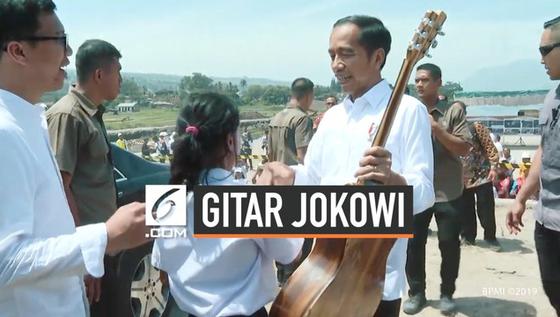 VIDEO: Detik-Detik Siswi SMP Berlari Beri Gitar ke Jokowi