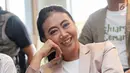 Aktris Asri Welas saat syukuran menjelang syuting film Keluarga Cemara di kawasan Gunawarman, Jakarta, Kamis (4/1). Film ini bercerita tentang keluarga yang terdiri dari Abah, Emak, Euis, Ara dan Agil. (Liputan6.com/Herman Zakharia)