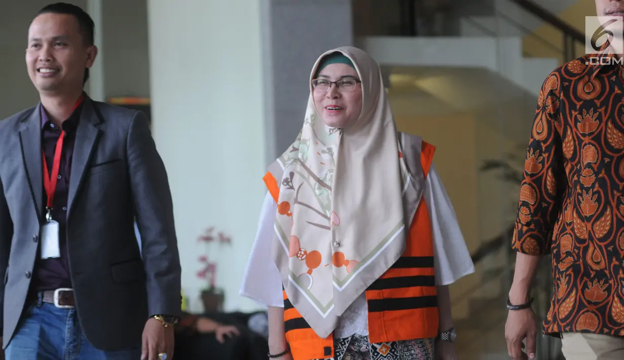 Hakim PN Tangerang Wahyu Widya Nurfitri dikawal petugas usai menandatangani berkas P21 di gedung KPK, Jakarta, Jumat (11/5). Widya menjadi tersangka karena menerima suap Rp 30 juta terkait perkara gugatan perdata wanprestasi. (Merdeka.com/Dwi Narwoko)