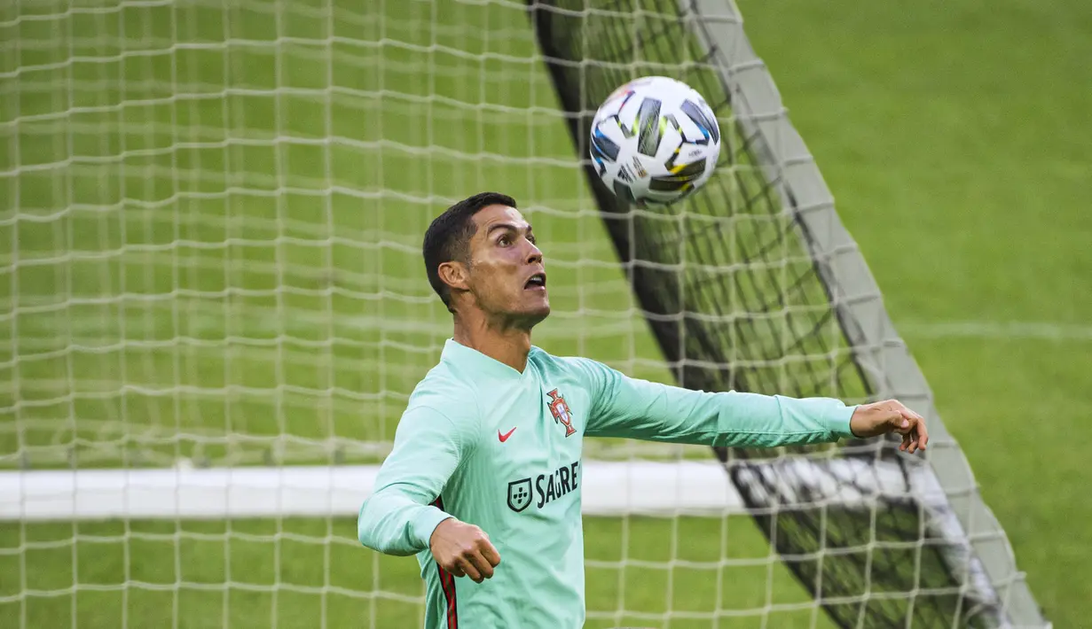 Pemain Portugal, Cristiano Ronaldo, saat menjalani sesi latihan jelang berlaga di UEFA Nations League 2020 di Friends Arena, Swedia, Selasa (8/9/2020). Portugal akan berhadapan dengan Swedia. (AFP/Jonathan Nackstrand)