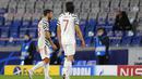 Pemain Manchester United, Bruno Fernandes dan Edinson Cavani tertunduk lesu meninggalkan lapangan usai ditaklukkan Istanbul Basaksehir pada laga Liga Champions di Stadion Fatih Terim, Kamis (5/11/2021). MU kalah dengan skor 2-1. (AP Photo)