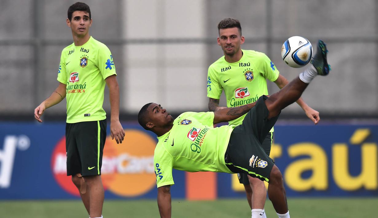 Para pemain Brasil lainnya juga tampak berlatih seperti Douglas Costa jelang laga penyisihan Piala Dunia 2018 melawan Argentina di Sao Paulo, Brasil, Selasa (10/11/2015). (AFP Photo/Nelson Almeida)