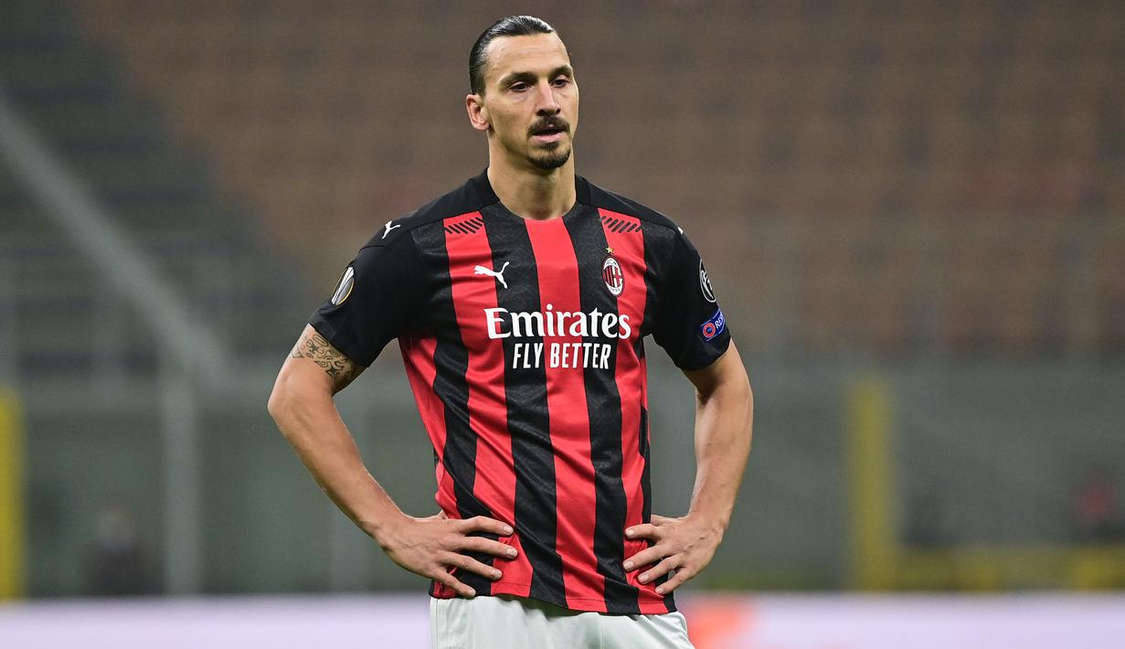 Penyerang AC Milan, Zlatan Ibrahimovic, tampak kecewa saat timnya kebobolan oleh Lille pada laga lanjutan Liga Europa 2020/2021 di San Siro, Jumat (6/11/2020) dini hari WIB. AC Milan kalah 0-3 oleh Lille. (AFP/Miguel Medina)