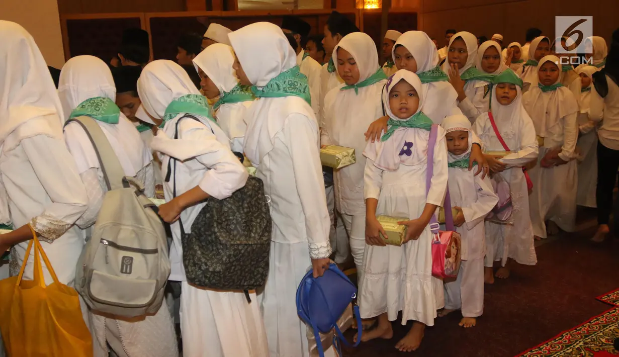 Sejumlah anak berbaris saat mengikuti buka bersama 1.200 anak yatim di Pullman Central Park Jakarta, Selasa (22/5). Buka puasa bersama ini mengambil tema "Dengan Semangat Ramadan Membangun Kreatifitas & Akhlak Anak Bangsa". (Liputan6.com/Arya Manggala)
