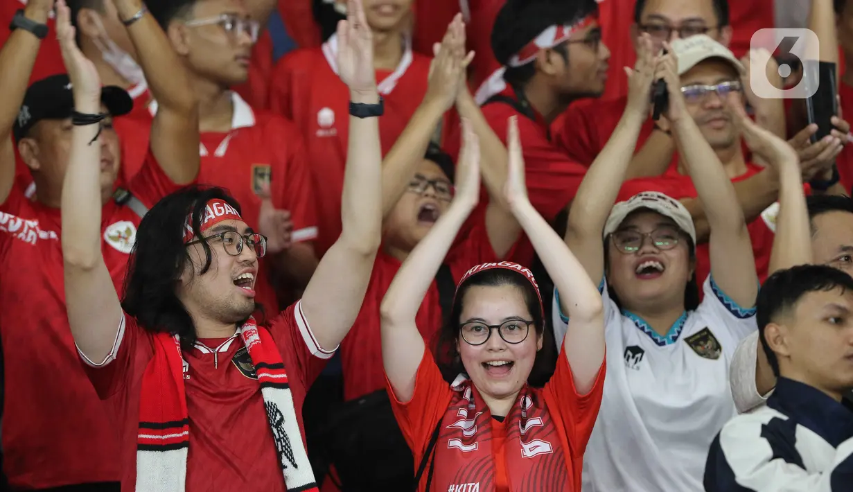 Suporter serempak mengumandangkan deretan lagu sebagai bentuk semangat dan nasionalisme setelah skuad Garuda menyegel kemenangan 2-0 atas The Azkals. (Liputan6.com/Herman Zakharia)