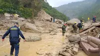 Petugas penyelamat bekerja di lokasi tanah longsor di kotamadya Quetame, departemen Cundinamarca, Kolombia [Handout / Polisi Kolombia via AFP]