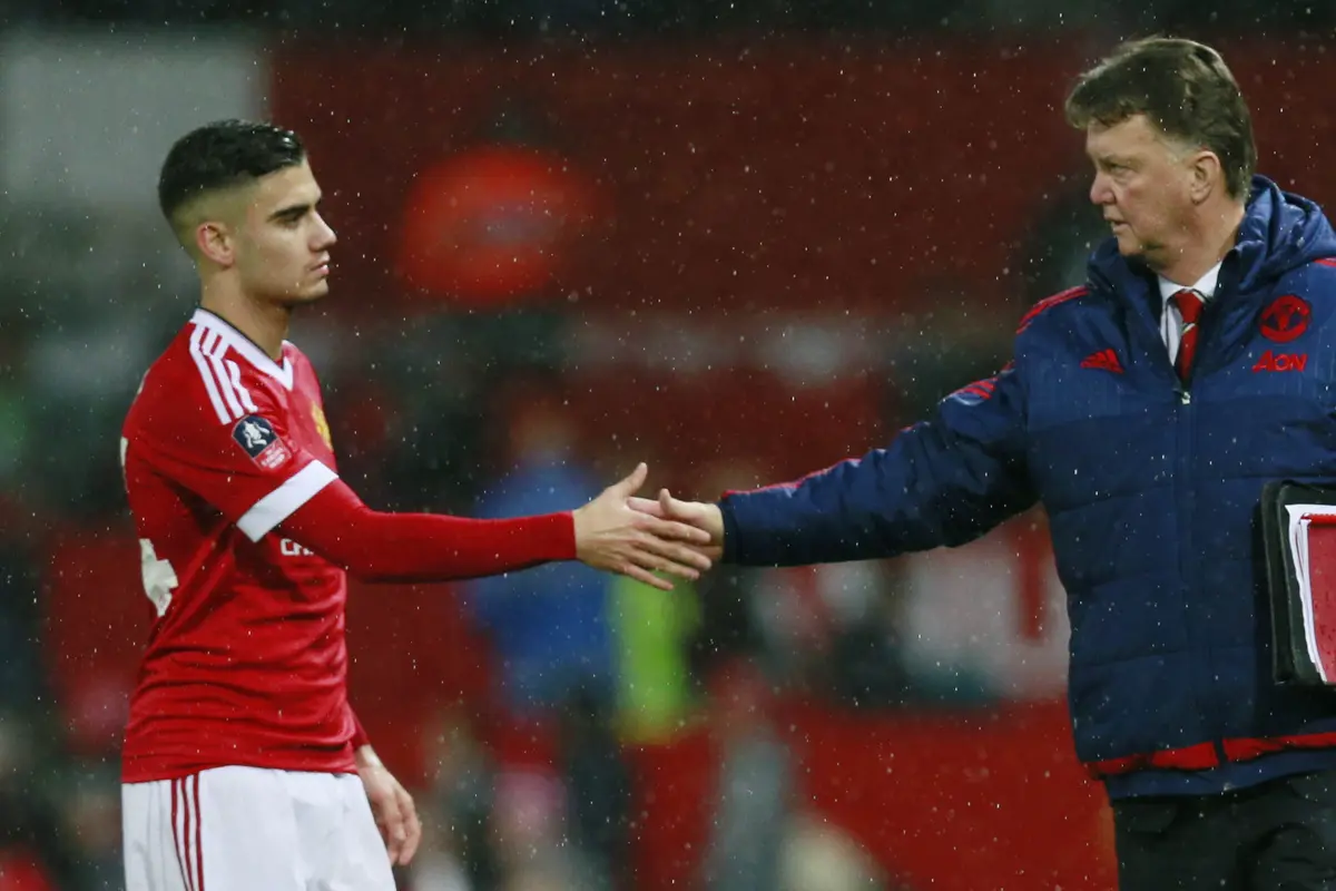 Penalty Wayne Rooney Selamatkan Manchester United
