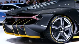 Mobil Lamborghini Centenario tampak samping dipamerkan pada 86 International Motor Show di Jenewa , Swiss , 1 Maret 2016. Dikabarkan bahwa Centenario dibekali mesin V12 6.500 cc dengan top speed sekitar 344 km per jam.( REUTERS / Denis Balibouse)