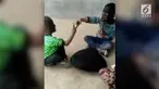 Beberapa bocah bermain permainan tangan, bagi yang kalah hukumannya adalah diolesi kerak wajan hingga wajahnya menghitam.
