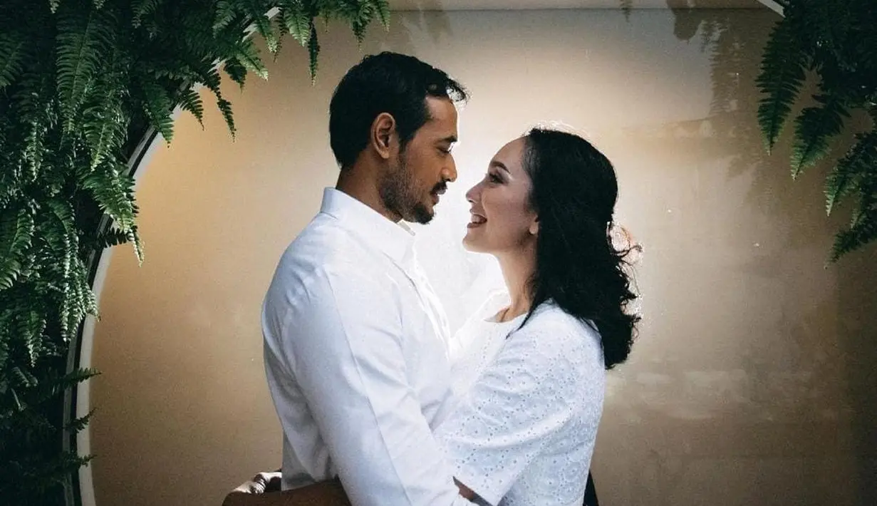 Rumah tangga selebriti Oka Antara dikenal sangat harmonis. Sang istri, Rara Wiritanaya selalu setia mendampingi sang suami saat perilisan film-film terbaru. Seperti apa potret mesranya, berikut yang dirangkum FIMELA: [foto:Instagram/oks_antara]