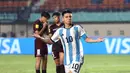 <p>Pemain Timnas Argentina U-17, Claudio Echeverri melakukan selebrasi setelah mencetak gol ketiga timnya ke gawang Timnas Venezuela U-17 pada laga 16 besar Piala Dunia U-17 2023 di Stadion Si Jalak Harupat, Bandung, Selasa (21/11/2023). (Bola.com/Ikhwan Yanuar)</p>