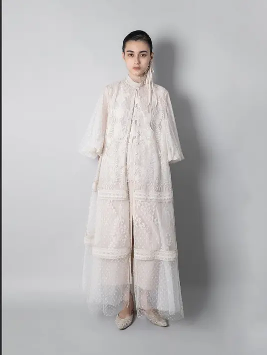 <p>Menampilkan kesan elegansi yang nyata, koleksi ini menghadirkan potongan-potingan modern dan minimalis. [Foto: Sapto Djodjokartiko.Dok)</p>