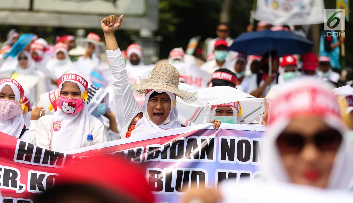 Massa dari Komite Nusantara Aparatur Sipil Negara (KNASN) berorasi saat aksi damai di depan Istana Negara, Jakarta, Rabu (19/7). Mereka mendesak pemerintah merevisi UU No 5 Tahun 2014 tentang Aparatur Sipil Negara (ASN). (Liputan6.com/Faizal Fanani)