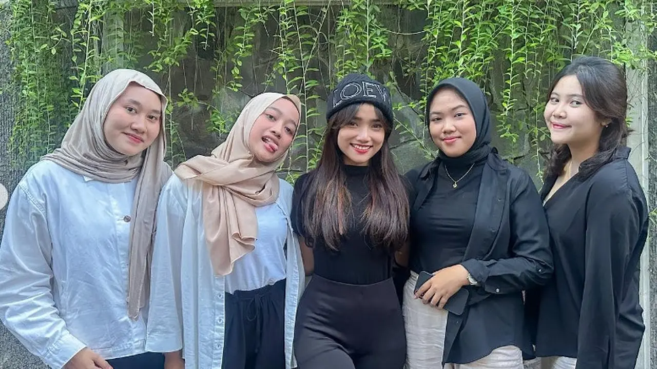 Potret Fuji dan sahabat lamanya (Sumber: Instagram/fuji_an dan Instagram/ghrnsh)
