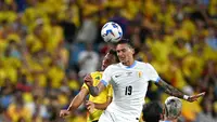 Pemain Uruguay, Darwin Nunez (kanan), berebut bola dengan bek Kolombia, Santiago Arias, pada semifinal Copa America 2024 di Bank of America Stadium, Charlotte, North Caroline, Kamis (11/7/2024) pagi WIB. (Chandan Khanna/AFP)