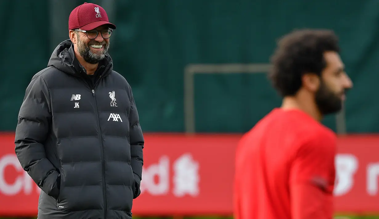 Pelatih Liverpool, Jurgen Klopp melihat para pemainnya berlatih di Melwood di Liverpool, Inggris barat laut (22/10/2019). Liverpool akan bertanding melawan wakil Belgia, Genk pada Grup E Liga Champions di Luminus Arena. (AFP/Paul Ellis)