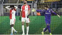 Pemain asing Persija Jakarta Abdulla Yusuf Helal (tengah) saat bermain untuk Slavia Praha saat menghadapi Borussia Dortmund pada Grup F&nbsp;Liga Champions di Dortmund, Jerman, 10 Desember 2019. (foto: Ina Fassbender / AFP)