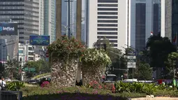 Bunga bougenville amenities menghiasi kawasan Bundaran HI, Jakarta, Rabu (21/8/2019). Tanaman hias tersebut dipercaya ampuh untuk mengurangi polusi udara di Ibu Kota. (Liputan6.com/Herman Zakharia)