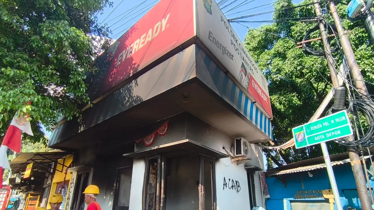 Pos polisi di Depok dibakar massa