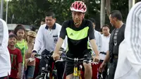 Presiden RI, Joko Widodo bersepeda di Hari Bebas Kendaraan Bermotor, Jakrta, Minggu (11/1/2015). Tak jarang Presiden Jokowi berjalan kaki atau bersepeda saat Car Free Day yang diadakan di Jalan Sudirman-Thamrin. (Liputan6.com/Faizal Fanani)