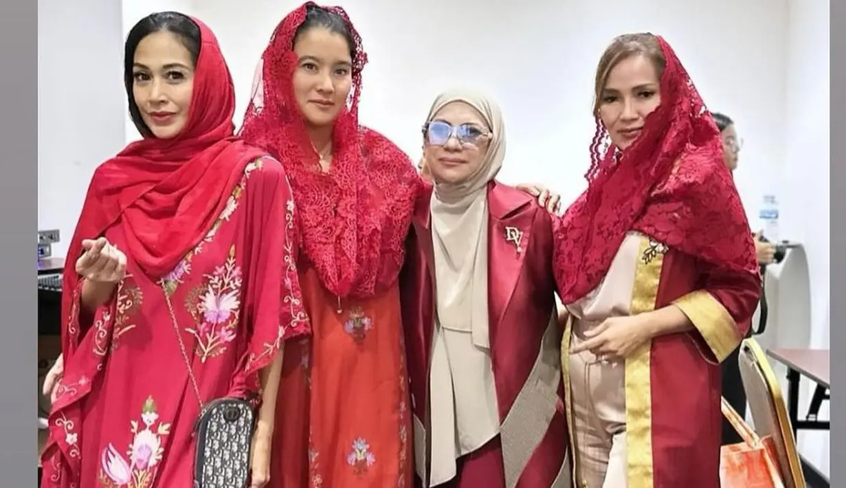 Jadi Lady in Red, Marcella Zalianty padukan gamis merah terang bermotif bunga dengan kerudung brukat [@marcella.zalianty]