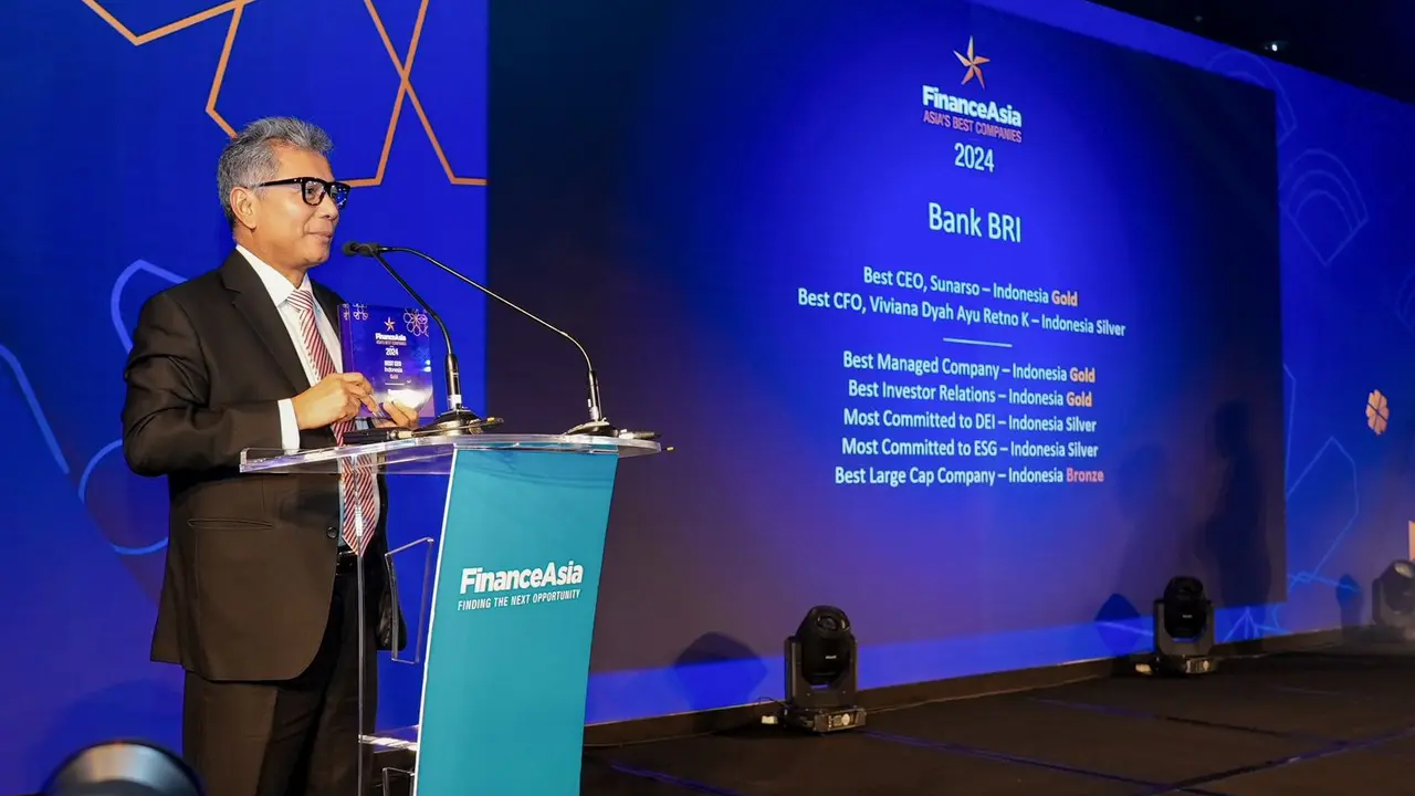 Direktur Utama BRI Sunarso Asia pada ajang The Finance Asia Awards and Asia’s Best Companies Poll Gala Dinner 2024 yang diselenggarakan pada Kamis (27/06) di Hong Kong. (Dok BRI)