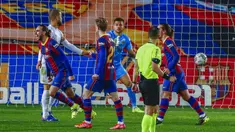 Pemain Barcelona Oscar Mingueza (kiri) melakukan selebrasi usai mencetak gol ke gawang Huesca pada pertandingan Liga Spanyol di Stadion Camp Nou, Barcelona, Spanyol, Senin (15/3/2021). Barcelona menang 4-1. (AP Photo/Joan Monfort)