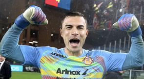 Kiper Cremonese, Emil Audero, merayakan kemenangan atas Genoa pada laga Liga Italia di Stadion Luigi Ferraris, Kamis (30/10/2025) dini hari WIB. (Dok. Cremonese)