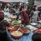 Suasana saat warga berburu sajian untuk berbuka puasa atau takjil di Pasar Rawamangun, Jakarta Timur, Rabu (14/4/2021). Di masa pandemi, pengelola mewajibkan pedagang dan pembeli mengenakan masker guna mencegah penularan COVID-19. (merdeka.com/Iqbal S. Nugroho)