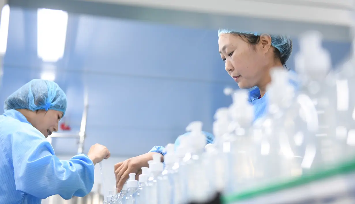 Para staf bekerja di lini produksi sebuah perusahaan kosmetik di Wilayah Daixi, Kota Huzhou, Provinsi Zhejiang, China timur (9/6/2020). saat ini Daixi menjadi rumah bagi 103 perusahaan yang mengolah bahan baku, menghasilkan produk, dan mengembangkan pariwisata. (Xinhua/Weng Xinyang)