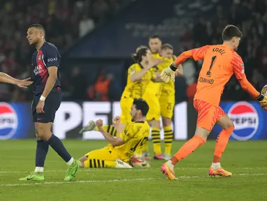 Borussia Dortmund sukses menjejakkan kaki di final Liga Champions 2023/2024 setelah kembali mengalahkan Paris Saint-Germain (PSG) 1-0 pada leg kedua semifinal di Parc des Princes Stadium, Paris, Rabu (8/5/2024) dini hari WIB. Dari dua leg, Dortmund unggul 2-0 secara agregat setelah pada leg pertama juga unggul dengan skor identik. Gol kemenangan Die Borussen dicetak oleh Mats Hummels pada menit ke-50. Lolosnya Dortmund ke partai puncak mengulangi capaian 11 tahun lalu pada musim 2012/2013 saat Borussia Dortmund mentas di final menghadapi sesama klub Bundesliga, Bayern Munchen yang berujung kekalahan 1-2. (AP Photo/Lewis Joly)