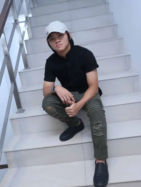 Sebagai pencinta bola dan berdarah Indoensia, Aldy memprediksi final itu kemenangan di raih oleh Timnas Indonesia. Dengan skor 2-1. (Nurwahyunan/Bintang.com)