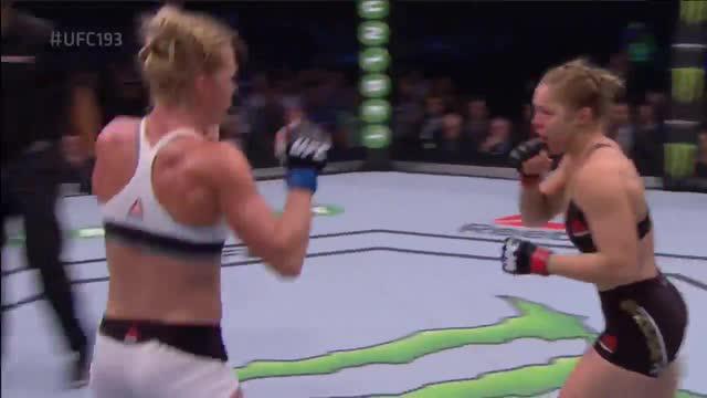 Dominasi Ronda Rousey pejudo peraih medali emas di Olimpiade Beijing 2008 yang bermain di kelas bantam UFC harus terhenti karena mengalami kekalahan KO saat melawan Holly Holm di Melbourne, Australia Minggu (15/11/2015).