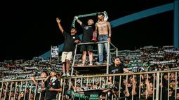 Bahkan Brigata Curva Sud (BCS) dan Bobobotoh sama-sama menyanyikan lagu perjuangan Halo-halo Bandung jelang kick-off dimulai. (Bola.com/Bagaskara Lazuardi)
