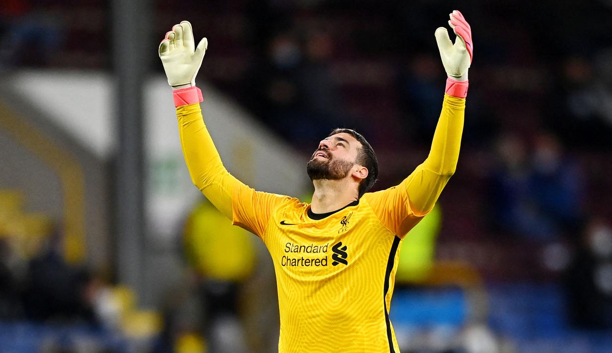 Alisson Becker - Kiper Liverpool ini menjadi salah satu penggawa penentu keberhasilan Brasil lolos ke Piala Dunia 2022 setelah menang atas Kolombia dengan skor akhir 1-0. Becker sudah dimainkan dalam 4 dari total 12 laga di kualifikasi sampai saat ini. (AFP/Clive Mason)