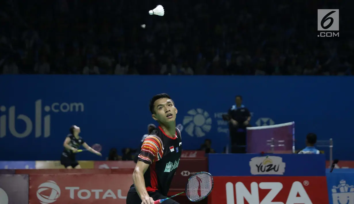 Pebulu tangkis tungal putra Indonesia, Jonatan Christie saat melawan Chou Tien Chen (Taiwan) di perempat final Indonesia Open 2019 di Istora Senayan, Jakarta, Jumat (19/7/2019). Jonatan Christie kalah 16-21, 21-18, 21-14. (Liputan6.com/Helmi Fitrhiansyah)