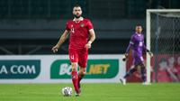 Pemain timnas Indonesia,&nbsp;Jordi Amat,&nbsp;mengontrol bola dalam pertandingan uji coba FIFA Matchday melawan timnas Burundi yang berlangsung di stadion Patriot Candrabhaga, Bekasi, Sabtu (25/3/2023). (Bola.com/Bagaskara Lazuardi)
