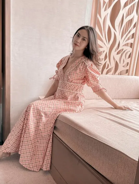 Dengan maxi dress, kamu pemilihan detail dan motif bisa menambah gaya yang maksimal.  [Foto: Instagram/ Tyara Renata]