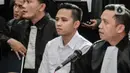 Terdakwa Richard Eliezer menjalani sidang lanjutan pemeriksaan saksi kasus pembunuhan berencana Brigadir Yosua Hutabarat atau Brigadir J di Pengadilan Negeri Jakarta Selatan, Senin (7/11/2022). Tiga terdakwa yaitu, Richard Eliezer Pudihang Lumiu atau Bharada E, Ricky Rizal, dan Kuat Ma'ruf dihadirkan bersama dalam persidangan hari ini. (Liputan6.com/Johan Tallo)