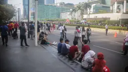 Warga berolahraga saat car free day (CFD) di kawasan Bundaran HI, Jakarta, Minggu (17/11/2019). Tidak adanya PKL membuat kawasan Bundaran HI tampak bersih dan rapi. (Liputan6.com/Faizal Fanani)