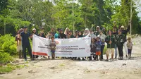 Para penerima beasiswa Pertamina melakukan tiga jenis Aksi Sobat Bumi, antara lain aksi penanaman mangrove, aksi penanaman pohon daratan, serta aksi pungut dan olah sampah (15-25 Agustus 2024) lalu. (Liputan6.com/Jayadi Supriadin)