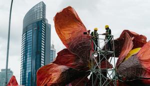 Proses pemasangan karya instalasi berjudul Akar Perjalanan di Stasiun BNI City. (dok. KAI)