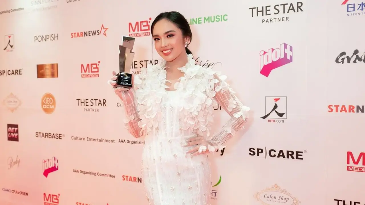Lyodra Ginting Tampil Secantik Bidadari dengan Gaun Putih di Panggung Asia Artist Award 2022