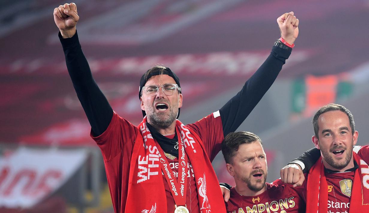 Pelatih Liverpool, Jurgen Klopp, merayakan trofi juara Premier league 2019-2020 di Stadion Anfield, Kamis (23/7/2020) dini hari WIB. Prosesi angkat trofi juara ini dilakukan usai pertandingan Liverpool melawan Chelsea. (AFP/Laurence Griffiths/pool)
