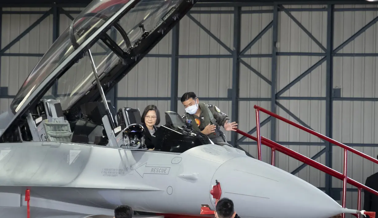 Presiden Taiwan Tsai Ing-wen yang duduk di kokpit diberi pengarahan selama upacara untuk menugaskan 64 jet tempur F-16V yang ditingkatkan di pangkalan Angkatan Udara di Chiayi di barat daya Taiwan, Kamis (18/11/2021). (AP Photo/Johnson Lai)