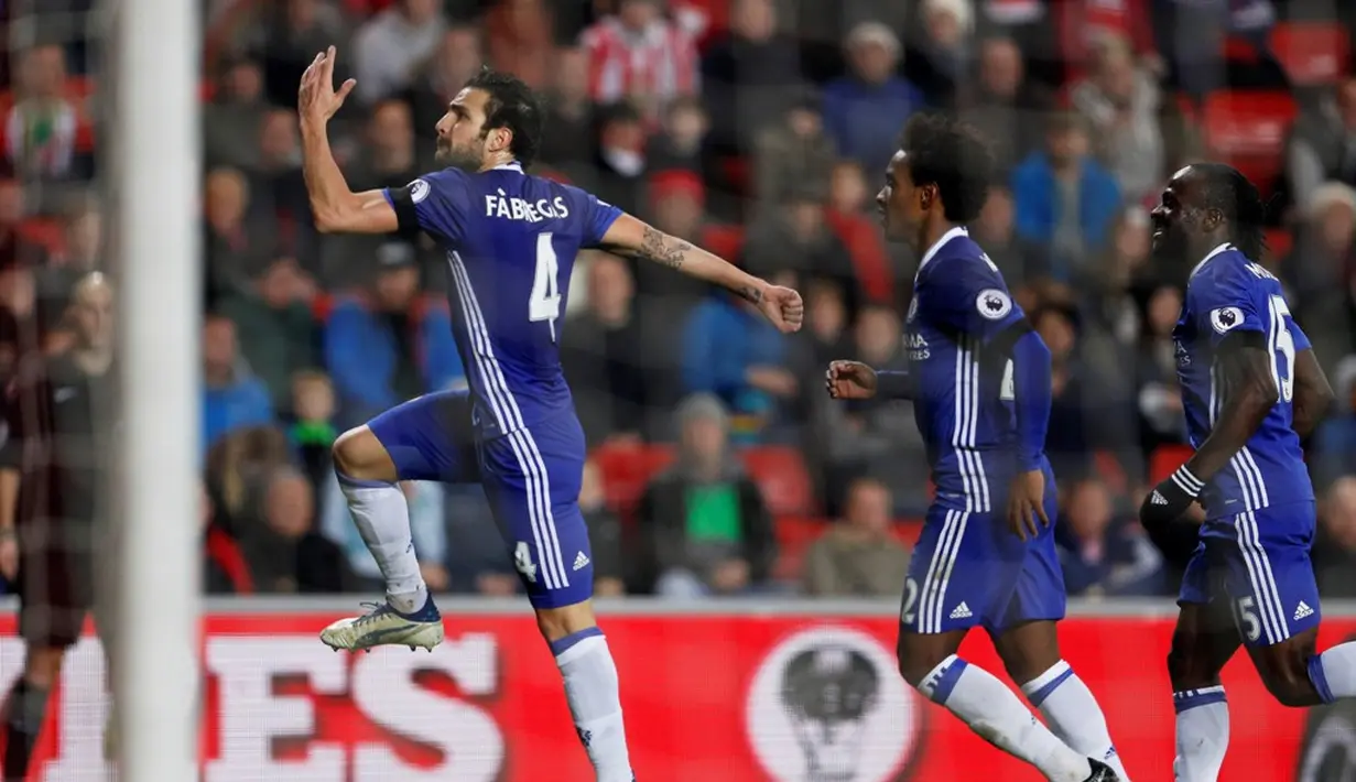 Pemain Chelsea, Cesc Fabregas, mencetak gol tunggal kemenangan ke gawang Sunderland dalam laga pekan ke-16 Premier League 2016-2017 di Stadium of Lights, Rabu (14/12/2016) waktu setempat. (Action Images via Reuters/Lee Smith)