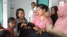 Korban mengalami luka robek di perut akibat tertusuk benda tajam.

