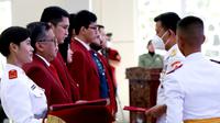 Doktor Ilmu Pertahanan Hasto Kristiyanto menerima piagam sebagai mahasiswa terbaik Universitas Pertahanan Republik Indonesia (Unhan RI) Tahun Ajaran 2023, pada hari ini, Senin (13/3/2023). (Liputan6.com/Putu Merta Surya Putra)